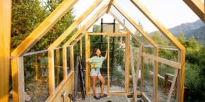 DIY im Garten: Eigenes stabiles Gewächshaus bauen