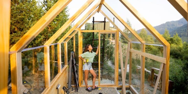 DIY im Garten: Eigenes stabiles Gewächshaus bauen